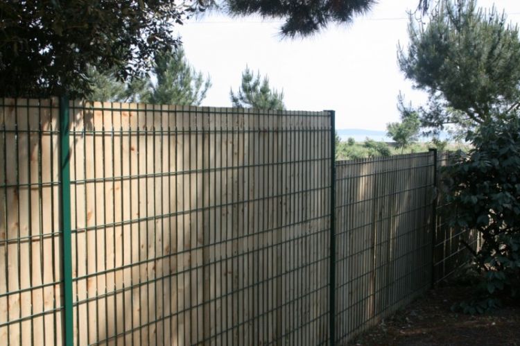 clôture avec lamelles de bois